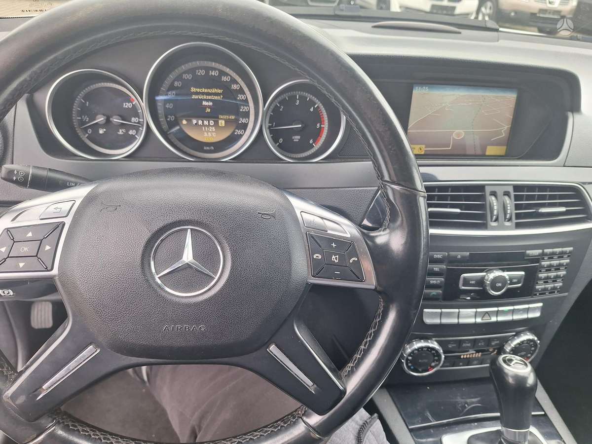 Mercedes-Benz C200 2012 — photo 26