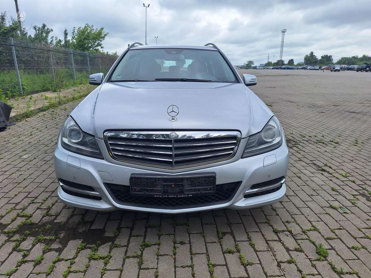Mercedes-Benz C200 2012 — interior