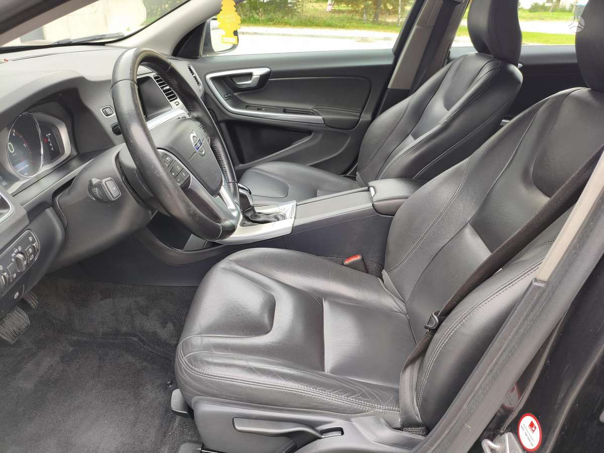 Volvo V60 2015 — photo 11