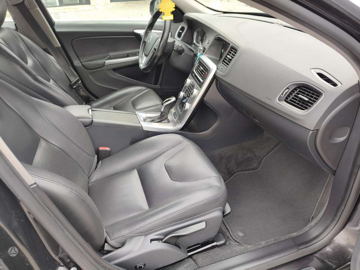 Volvo V60 2015 — photo 13