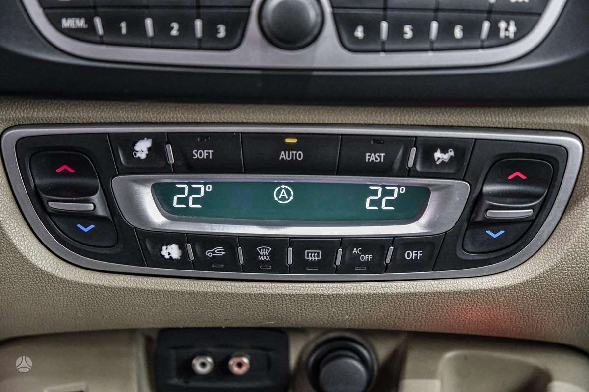 Renault Scenic 2011 — photo 22