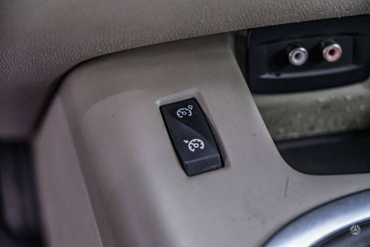 Renault Scenic 2011 — photo 23