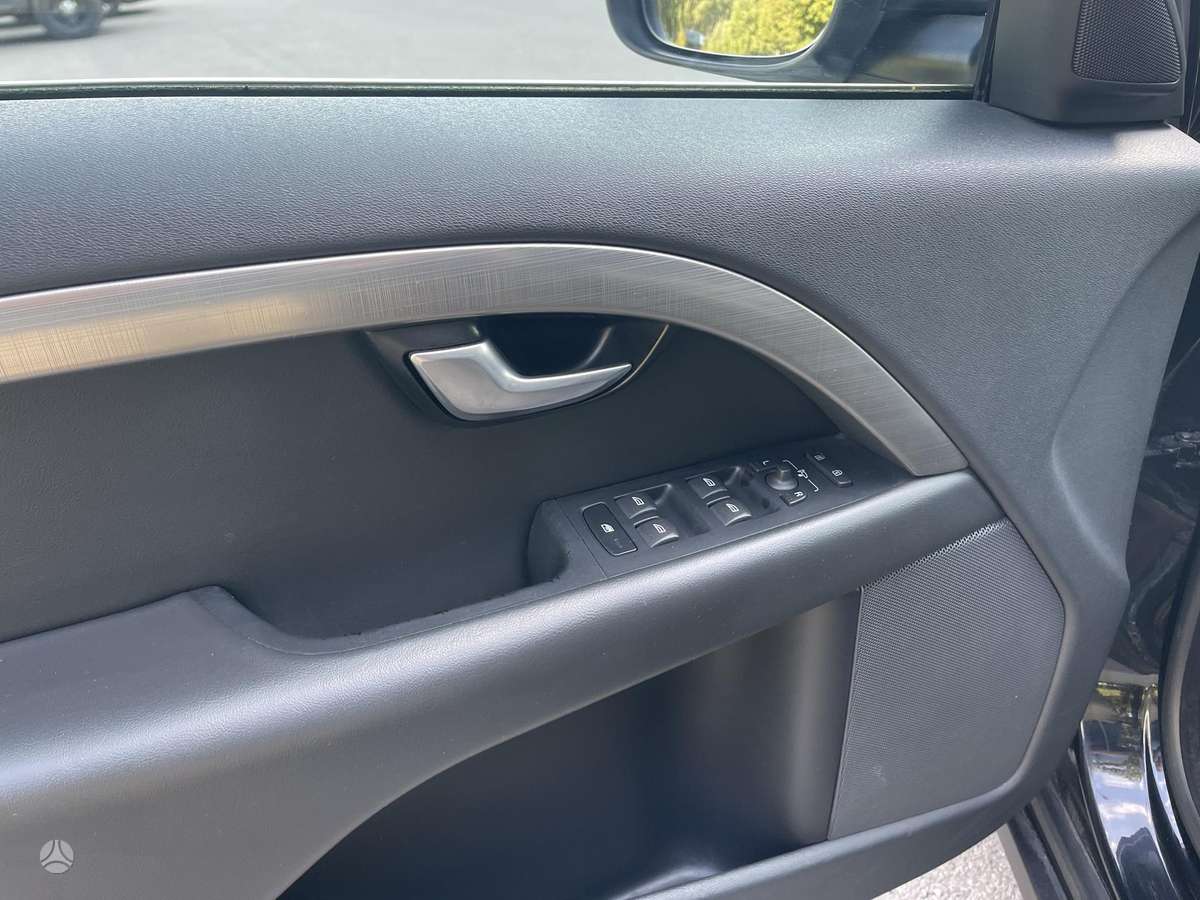Volvo XC70 2010 — photo 17