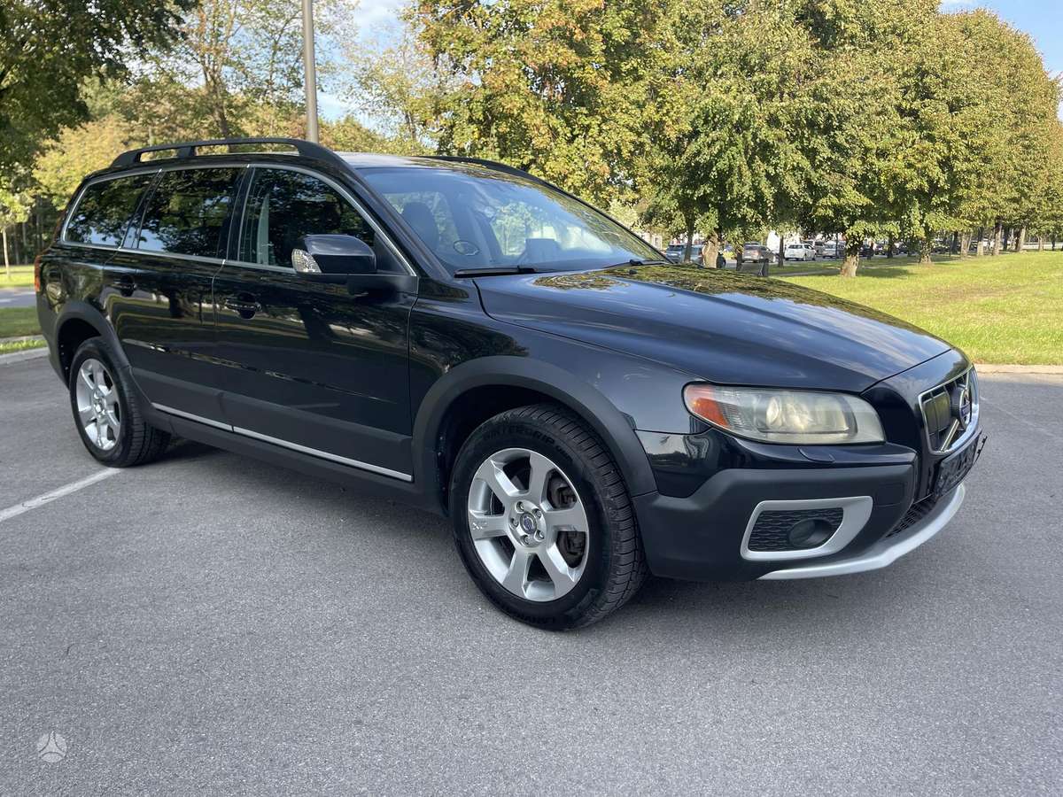 Volvo XC70 2010 — rear view