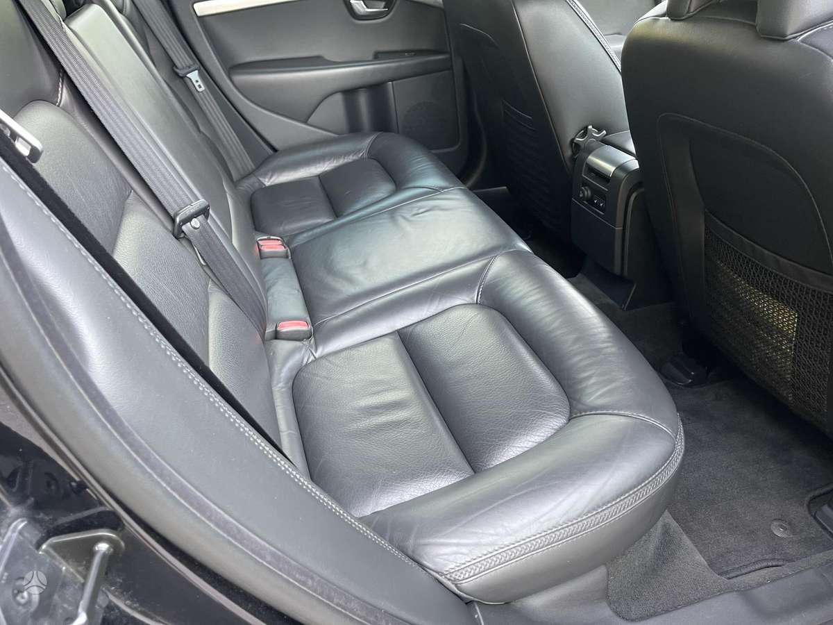 Volvo XC70 2010 — photo 26