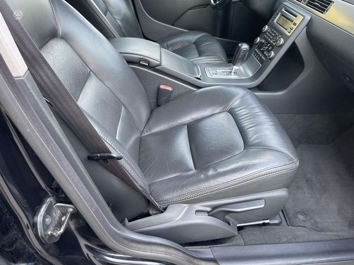 Volvo XC70 2010 — photo 27