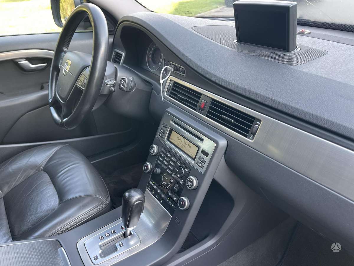 Volvo XC70 2010 — photo 28