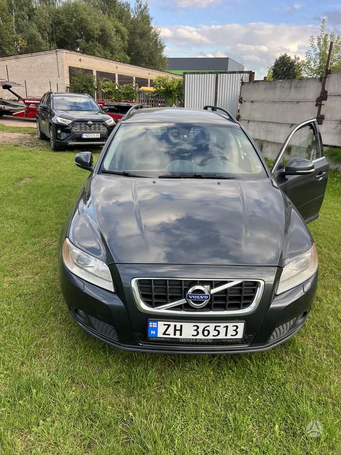 Volvo V70 2012 — interior