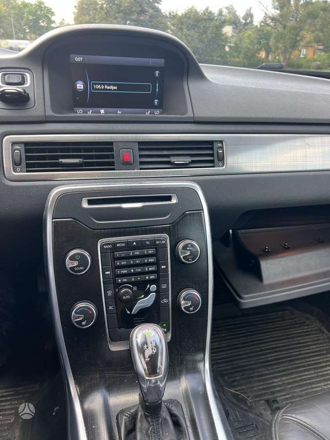 Volvo V70 2012 — photo 9