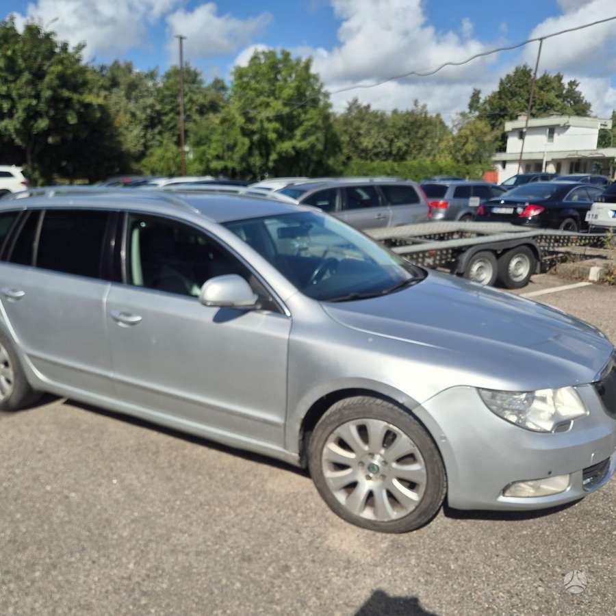 Skoda Superb 2011 — салон