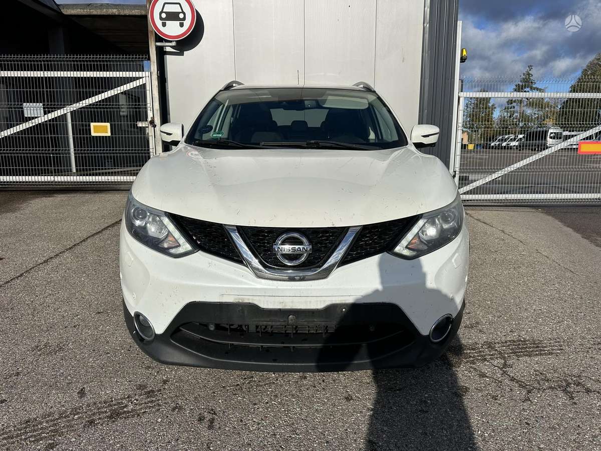 Nissan Qashqai 2015 — rear view