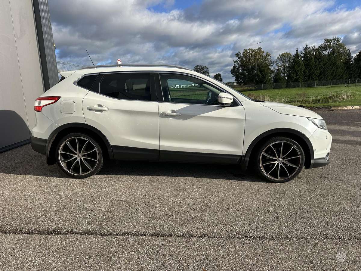 Nissan Qashqai 2015 — engine 1598 cm³, 131 HP (96kW)