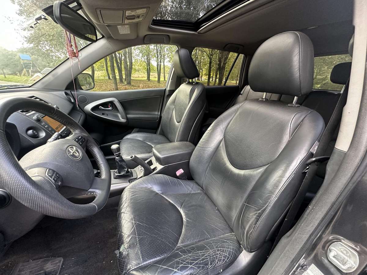 Toyota RAV4 2011 — photo 17