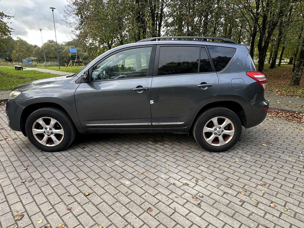 Toyota RAV4 2011 — rear view