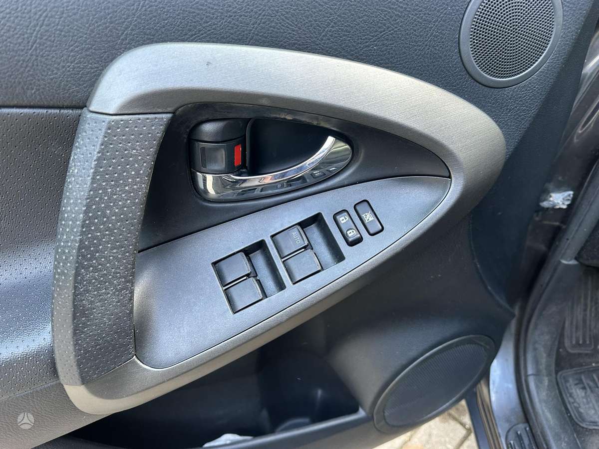 Toyota RAV4 2011 — photo 24