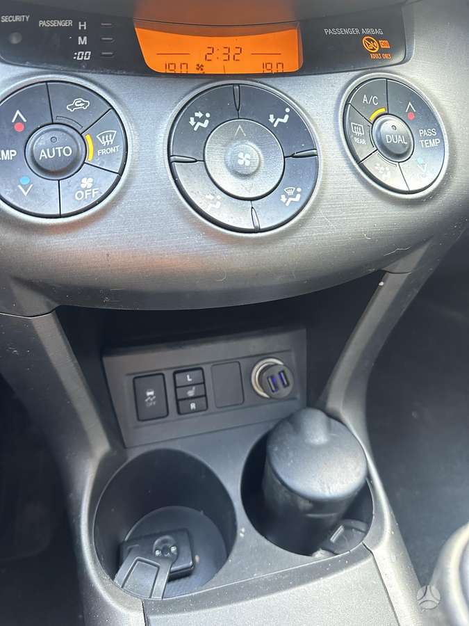 Toyota RAV4 2011 — photo 27