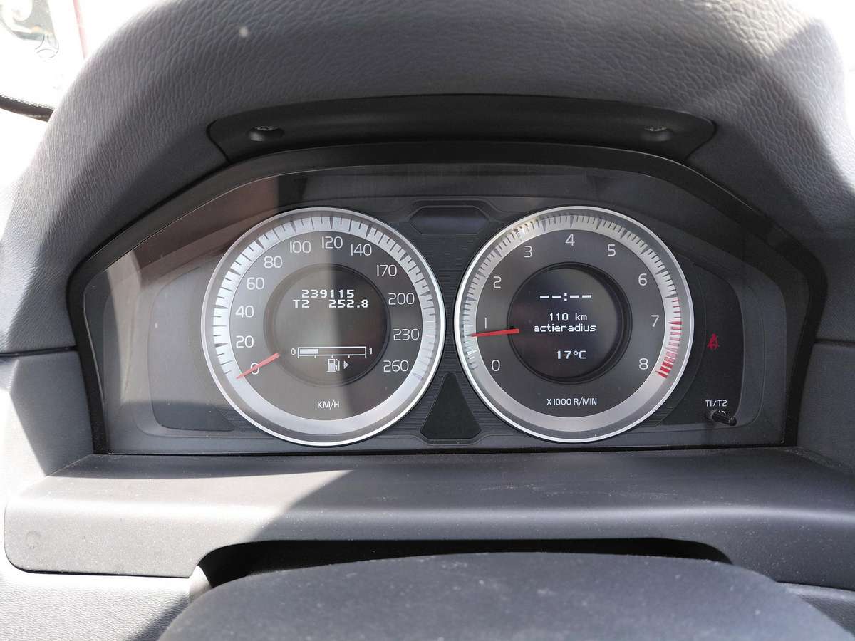 Volvo V70 2012 — photo 14