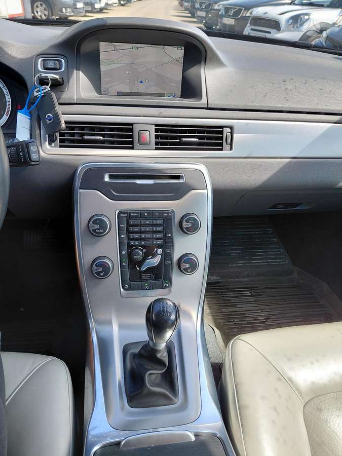 Volvo V70 2012 — photo 17