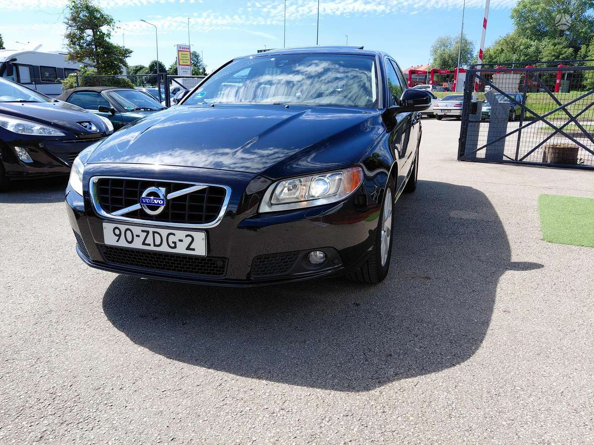 Volvo V70 2012 — rear view