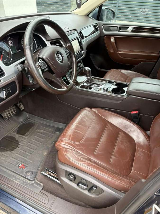 Volkswagen Touareg 2011 — photo 11