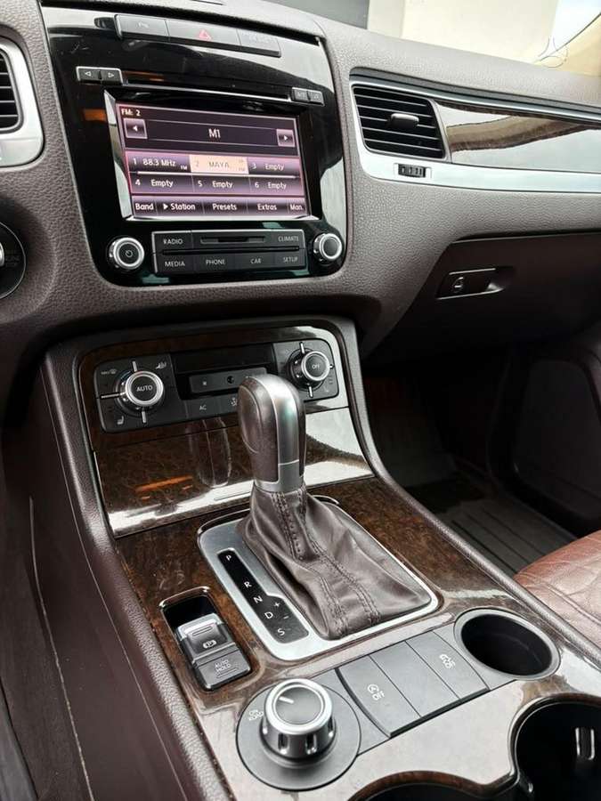 Volkswagen Touareg 2011 — photo 18