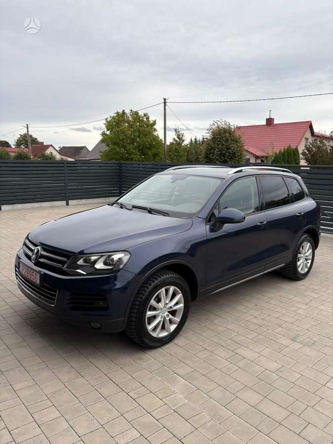 Volkswagen Touareg 2011 — rear view