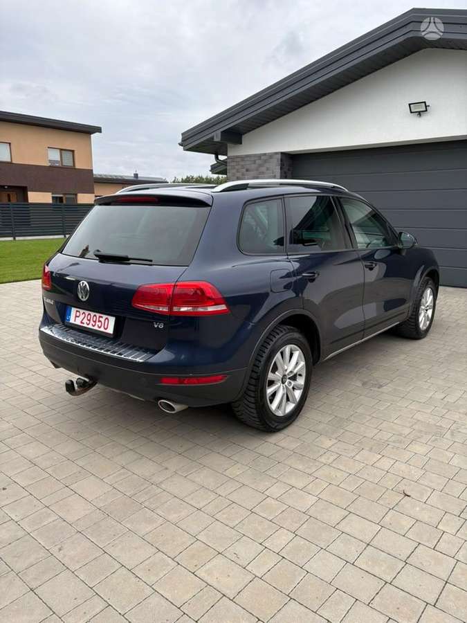 Volkswagen Touareg 2011 — interior