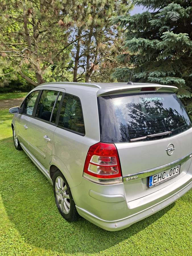 Opel Zafira 2009 — салон