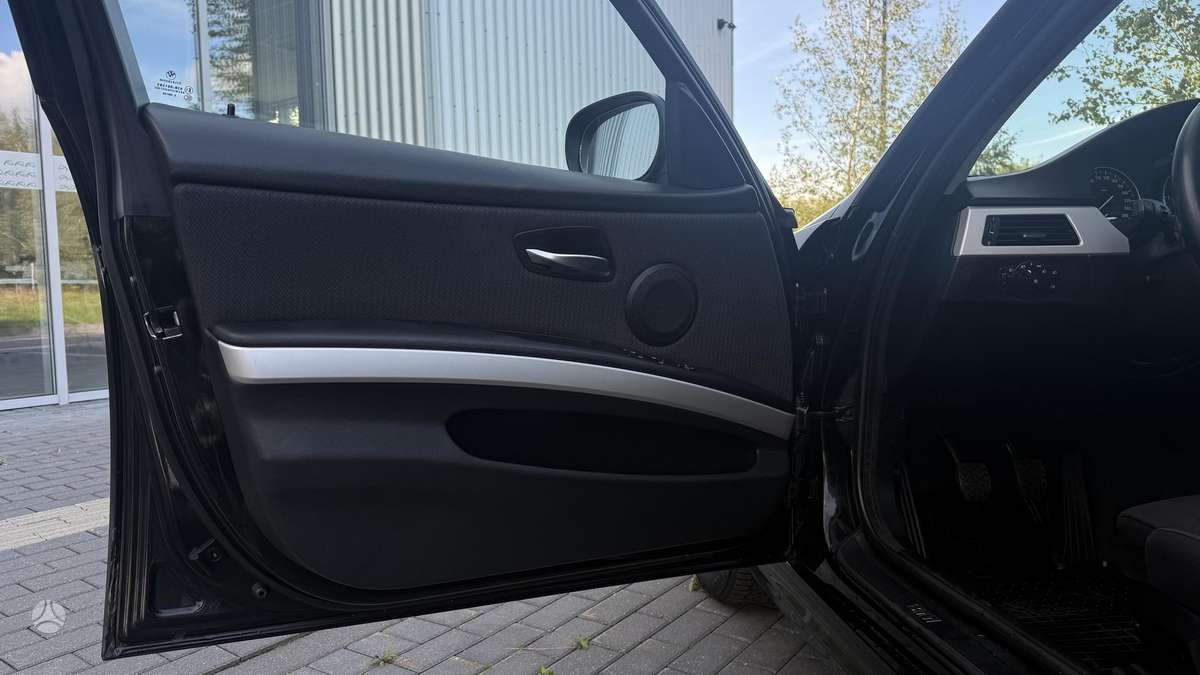 BMW 318 2009 — photo 10