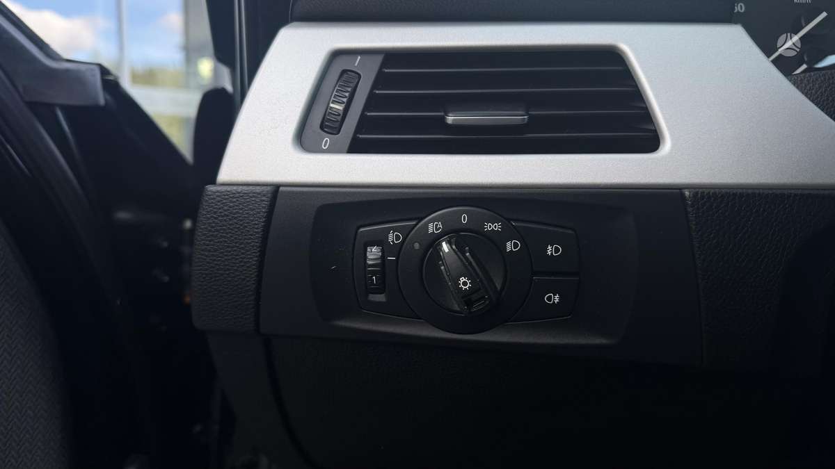BMW 318 2009 — photo 12