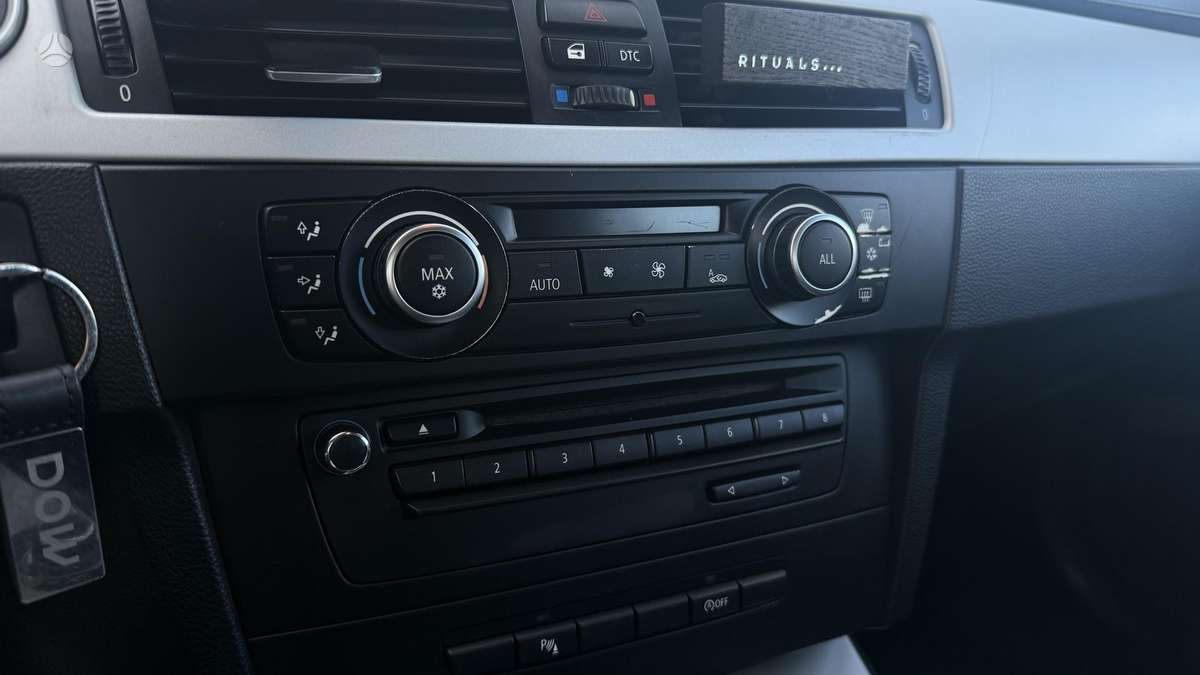 BMW 318 2009 — photo 13