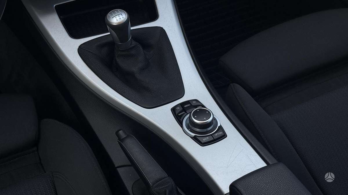 BMW 318 2009 — photo 14