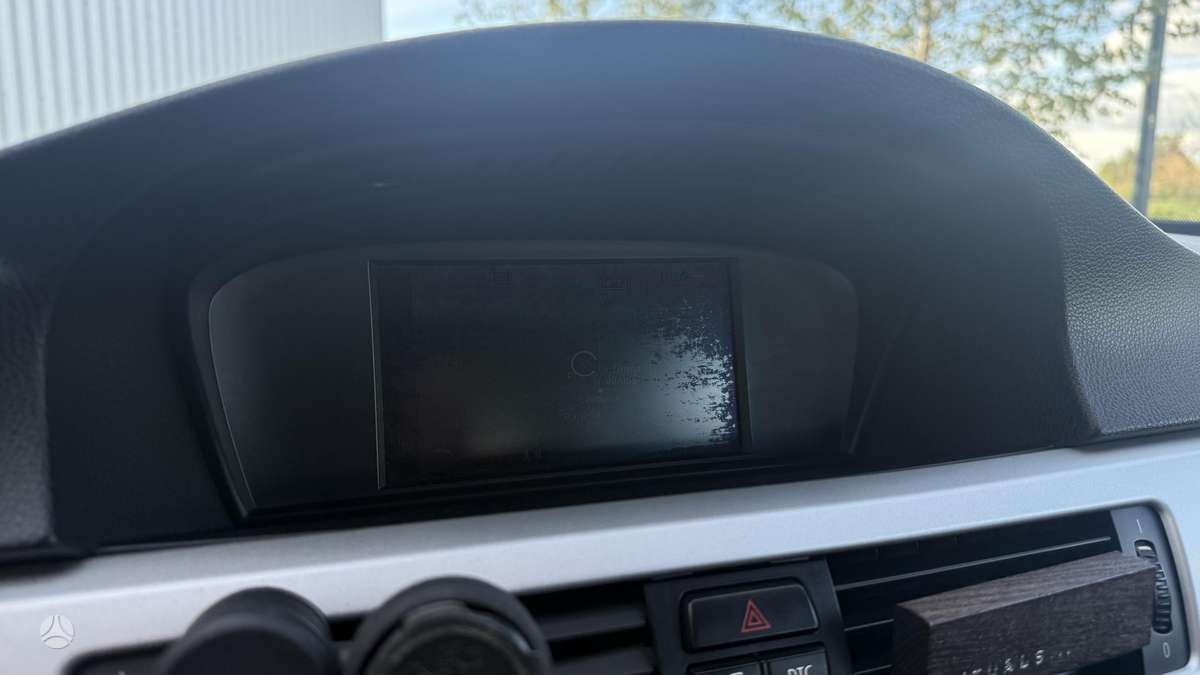 BMW 318 2009 — photo 17