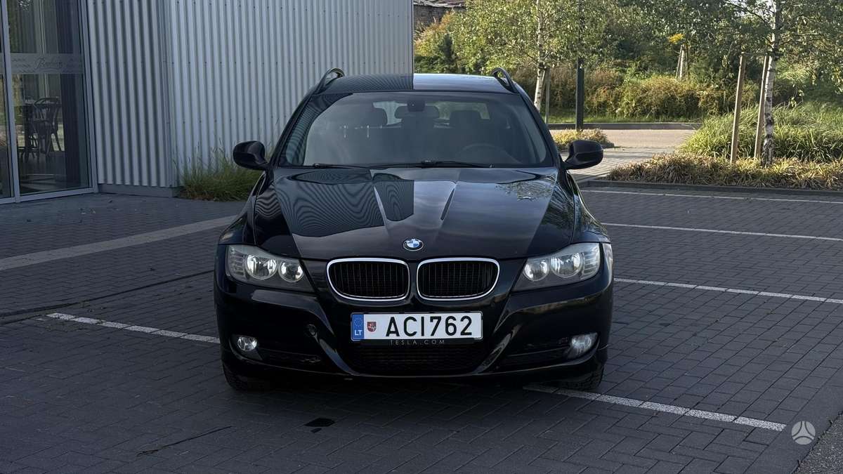 BMW 318 2009 — rear view