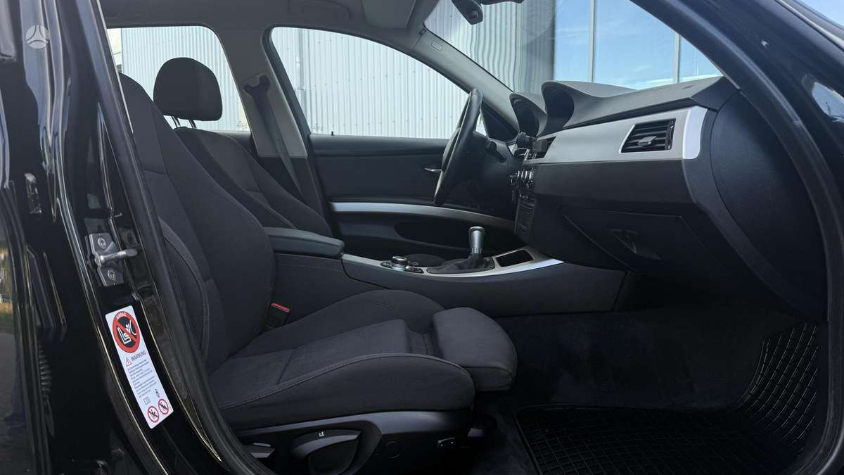 BMW 318 2009 — photo 20