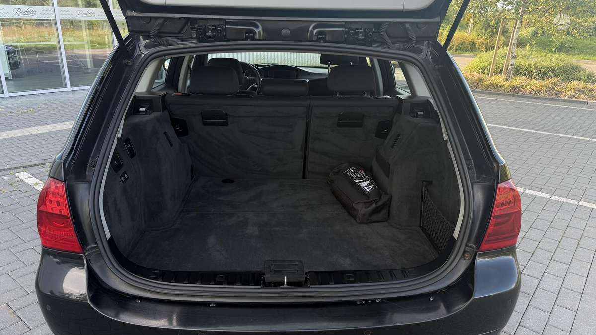 BMW 318 2009 — photo 21