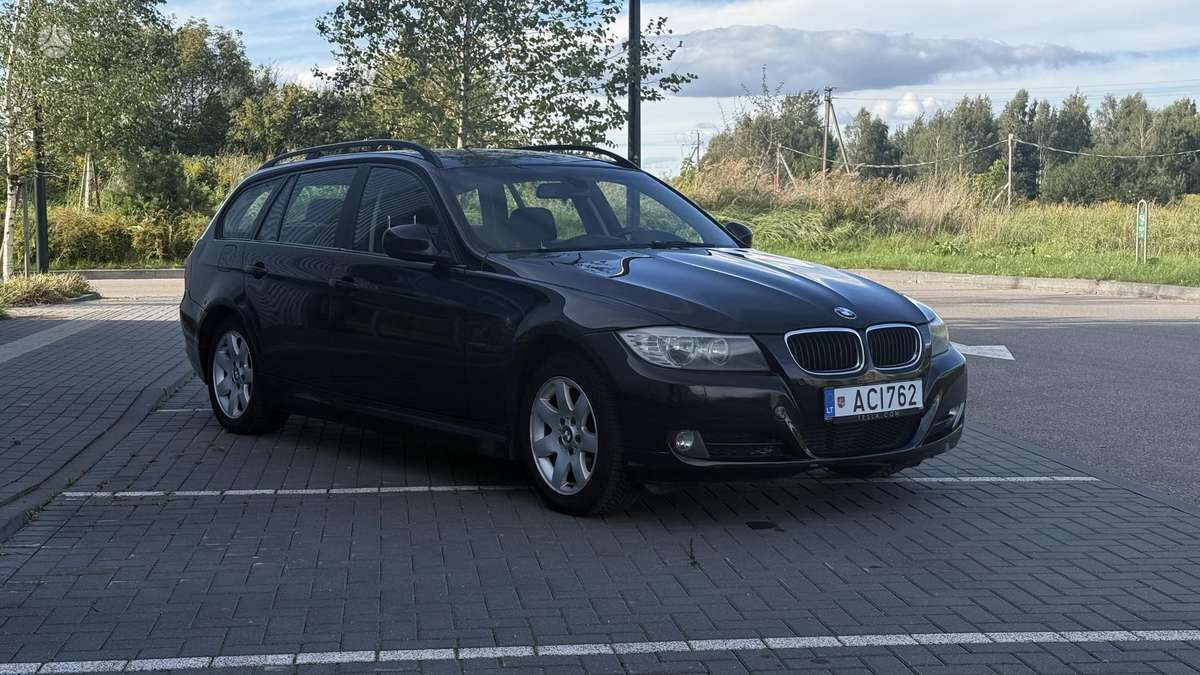 BMW 318 2009 — interior