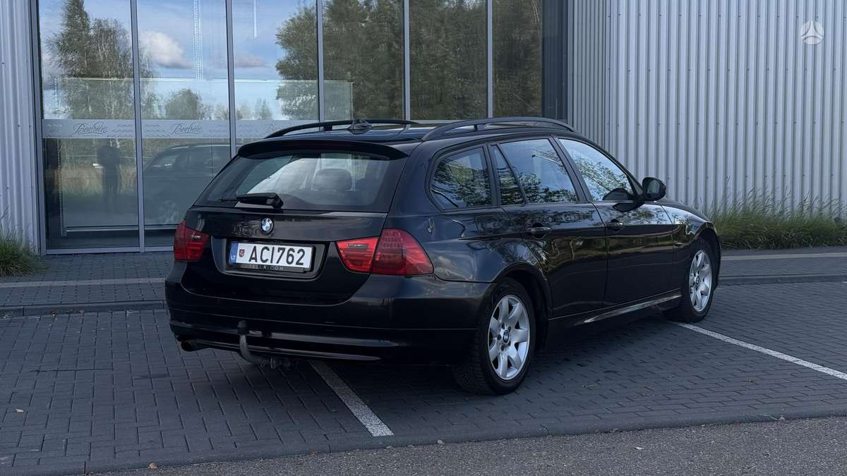 BMW 318 2009 — engine 1995 cm³, 143 HP (105kW)