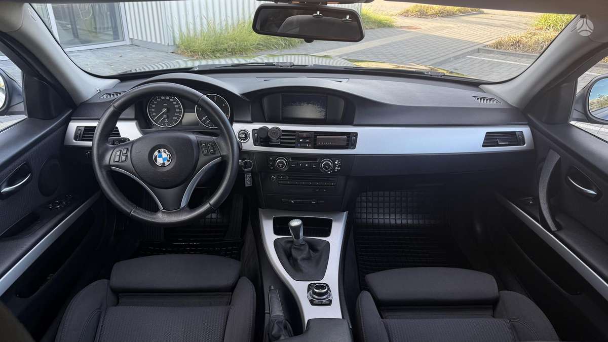 BMW 318 2009 — photo 9