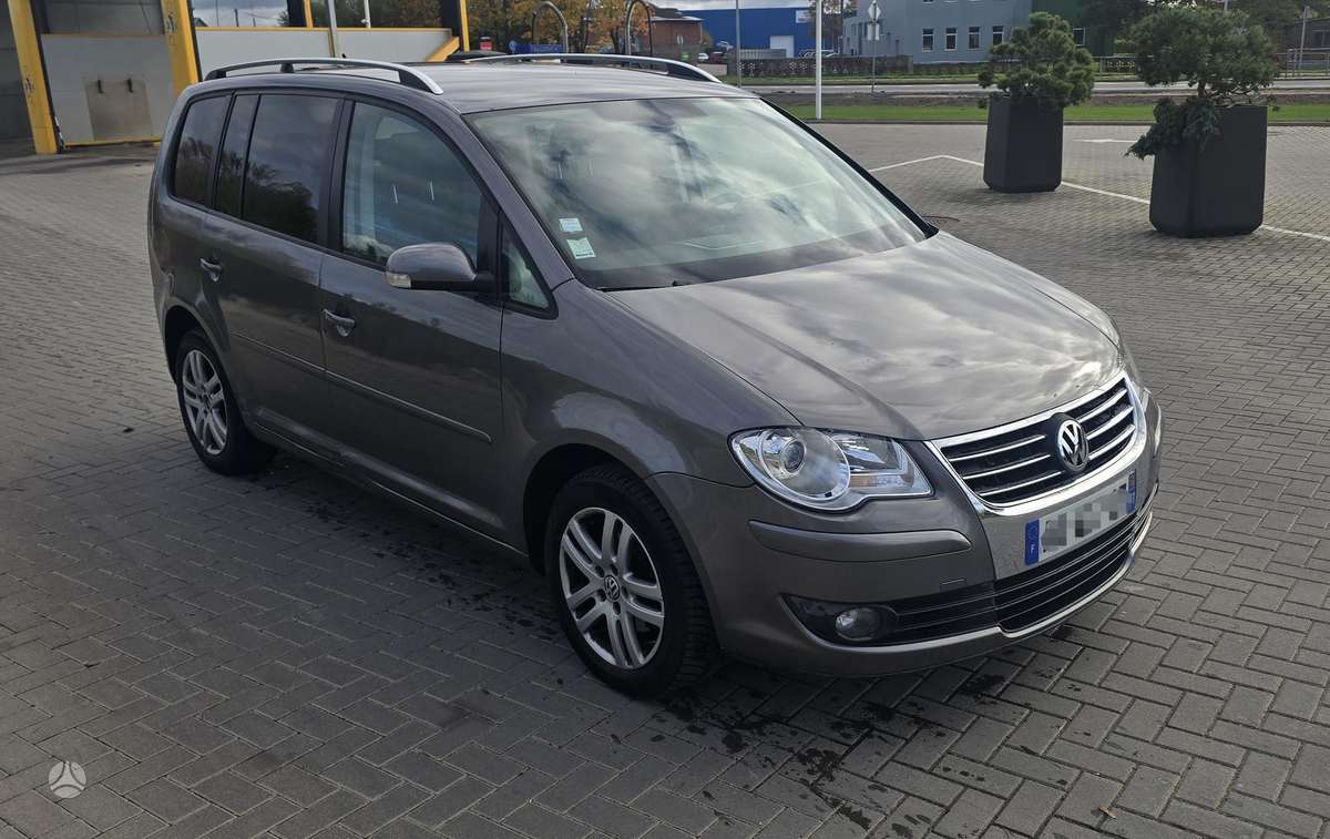 Volkswagen Touran 2009 — rear view