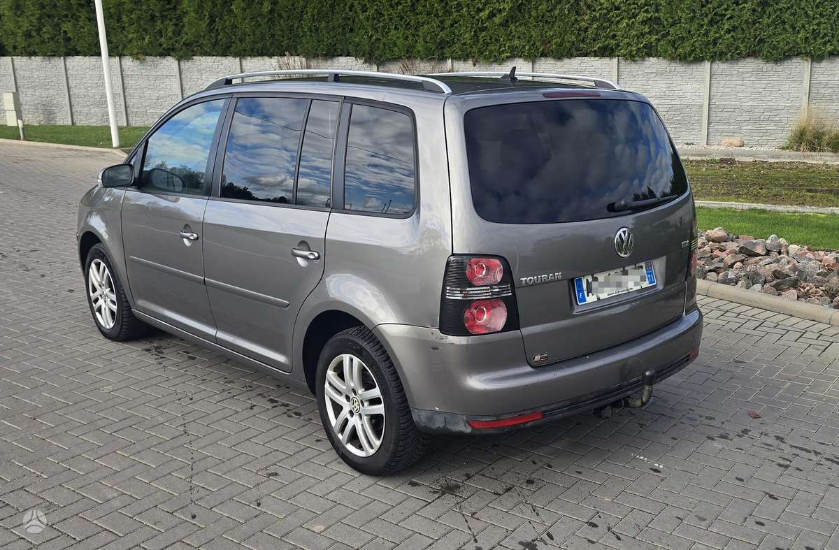 Volkswagen Touran 2009 — interior