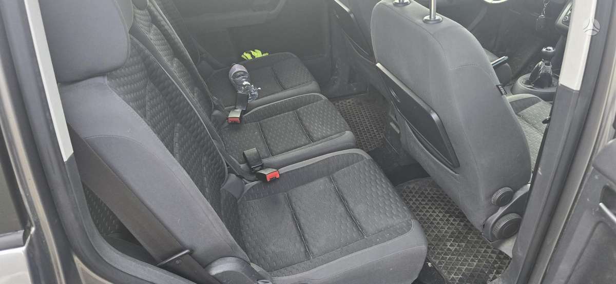 Volkswagen Touran 2009 — photo 9