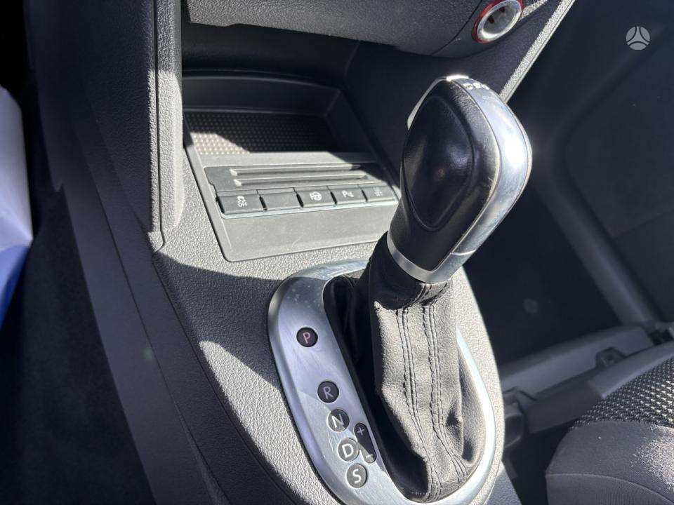 Volkswagen Touran 2010 — photo 17
