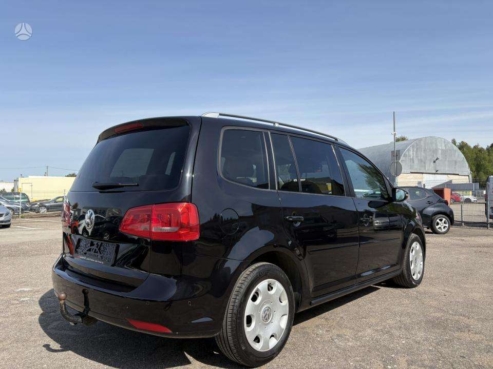 Volkswagen Touran 2010 — interior