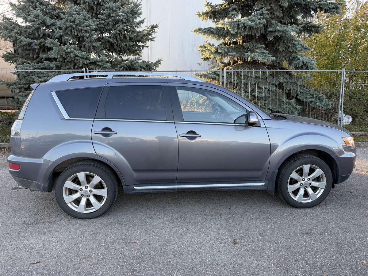 Mitsubishi Outlander 2009 — салон