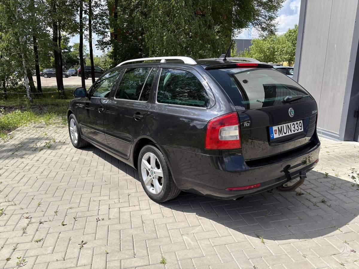 Skoda Octavia 2012 — rear view