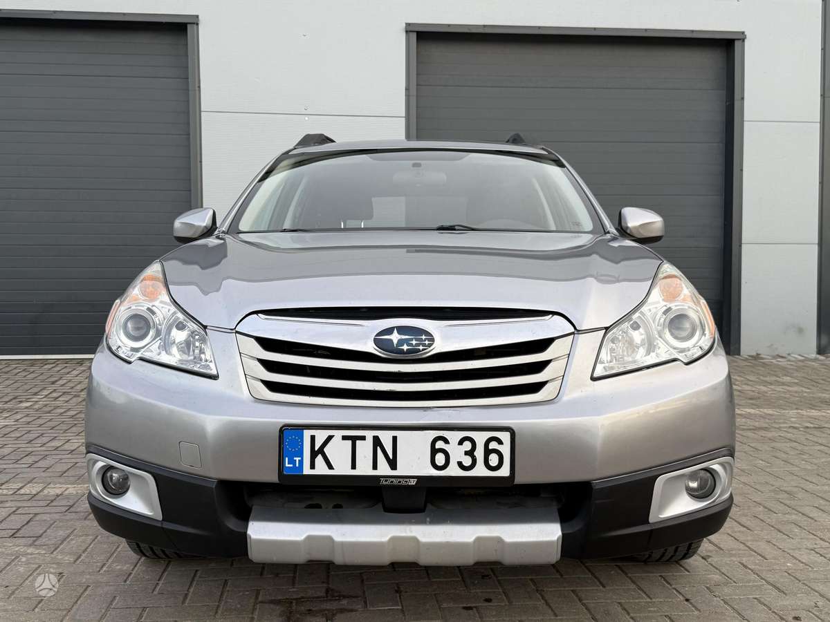Subaru Outback 2010 — rear view