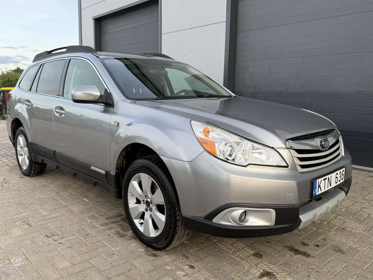 Subaru Outback 2010 — interior