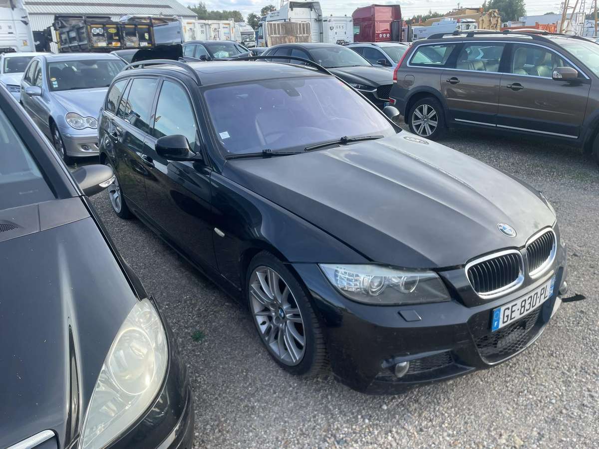 BMW 320 2009 — салон