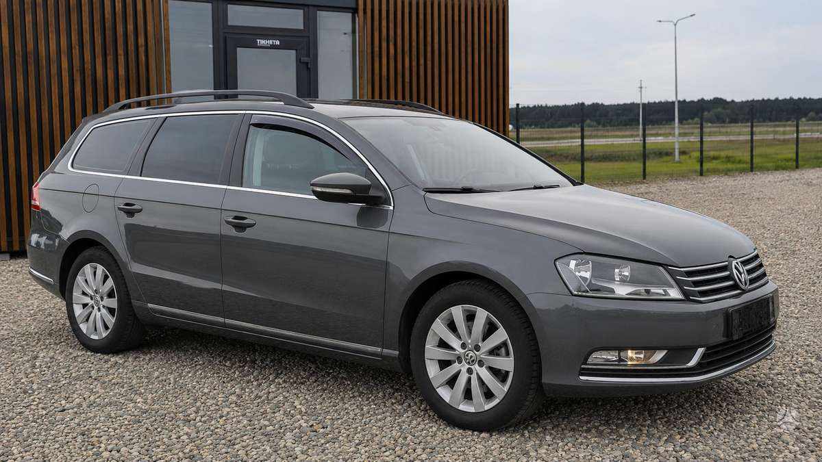 Volkswagen Passat 2013 — rear view